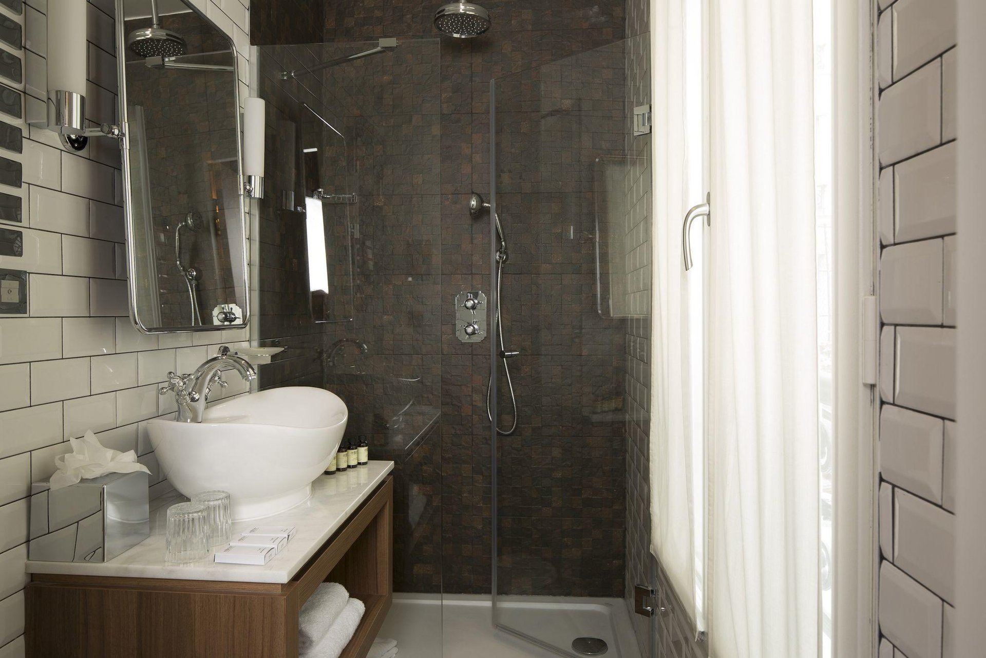 Hotel Whistler - Double Room bathroom